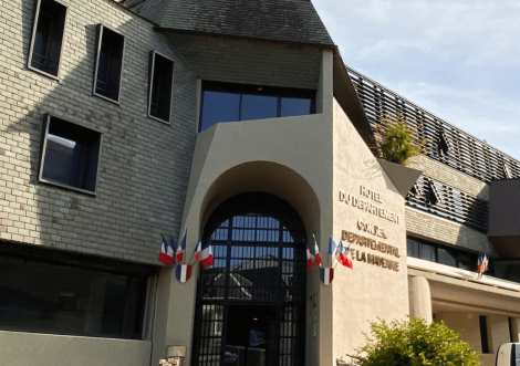 Façade de l'hôtel du département de la Mayenne